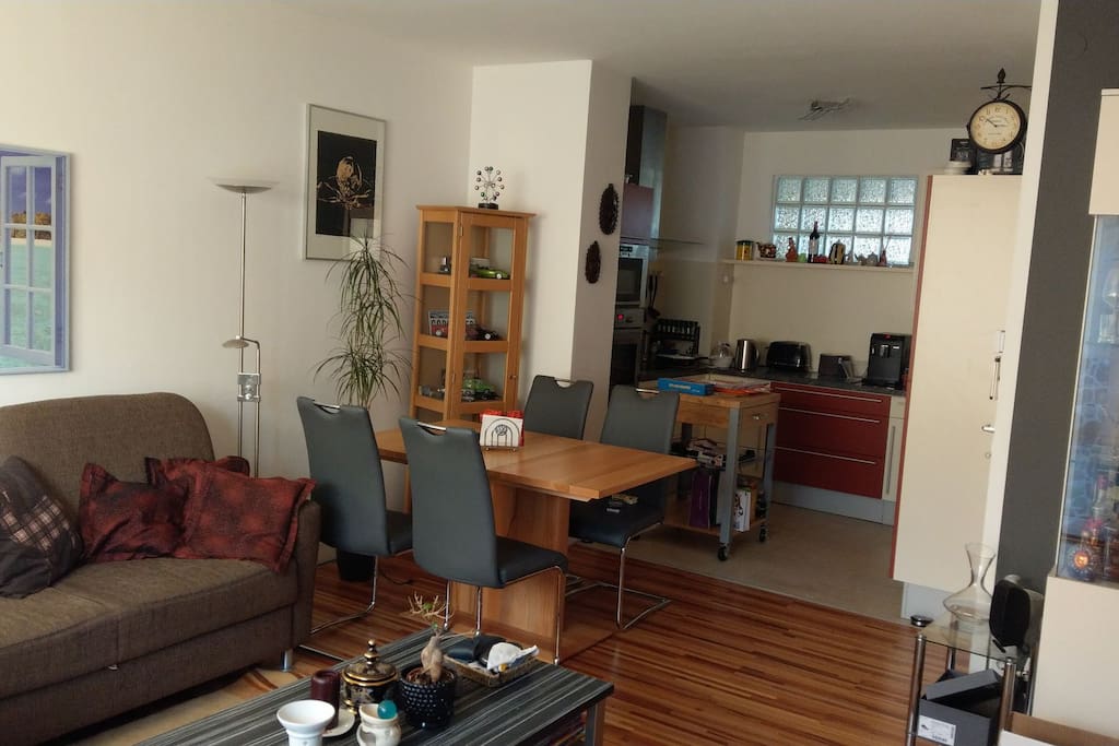 Blick vom Wohnzimmer zur Küche
- View from the living room to the kitchen