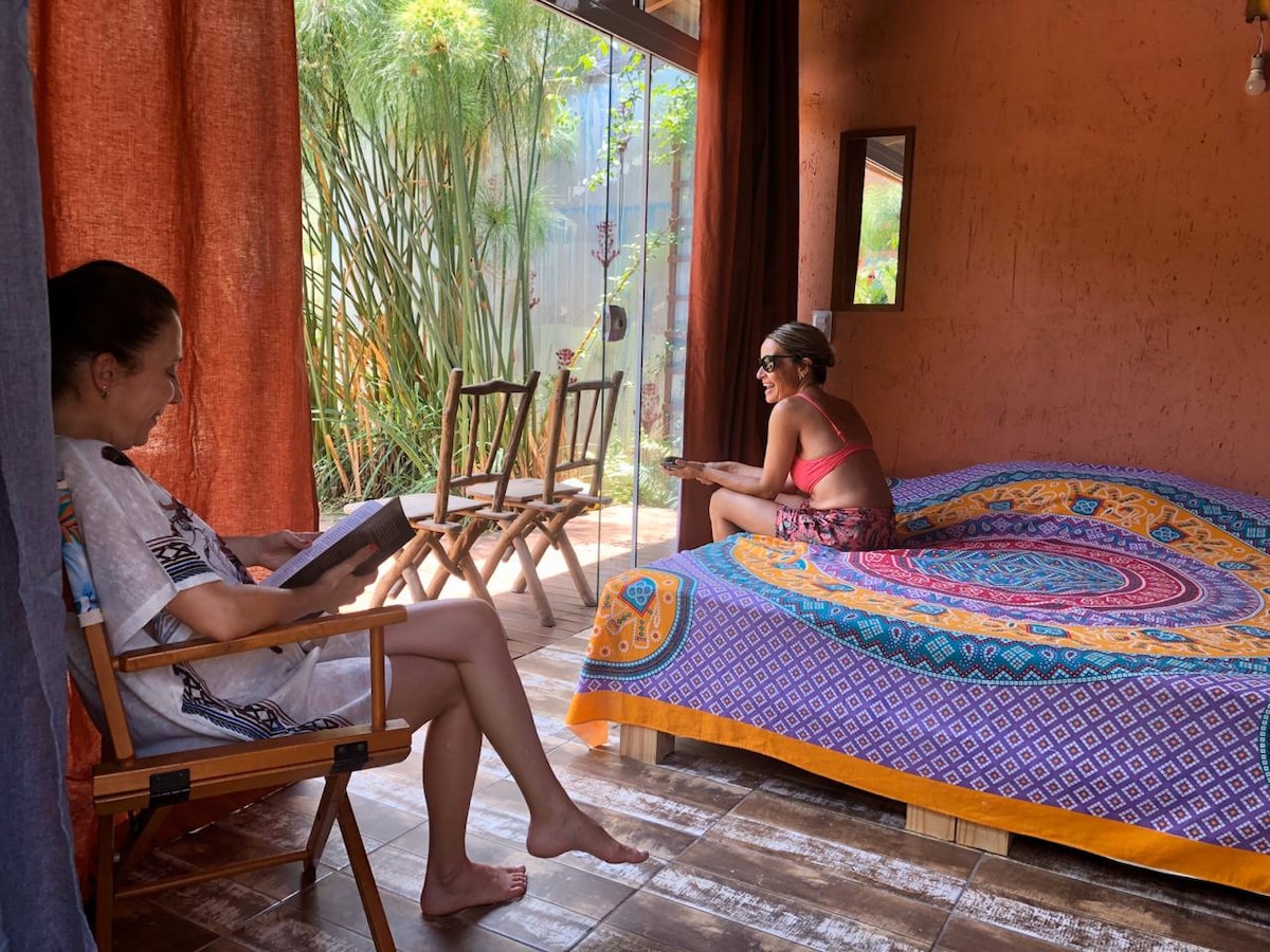 Მეგობრები, რომლებიც ტკბებიან გარემოთი, პირველი სტუმრები.