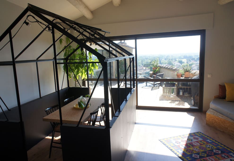 Salon et Salle à manger dans une serre.