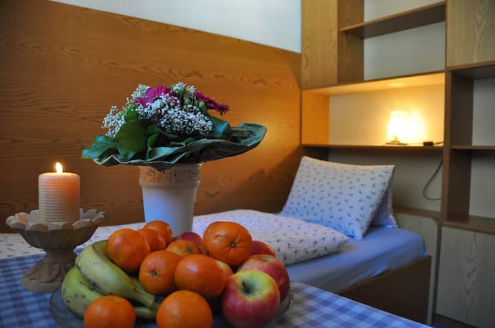 მოთხოვნით: ცალკე ერთადგილიანი ოთახი პირდაპირ მეზობლად. 