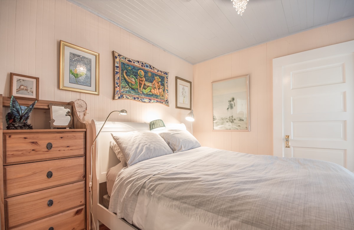 בחדר השינה הראשי יש מגירות רבות כדי שהחפצים שלכם יהיו מסודרים ומסודרים. ממש שקט כאן!