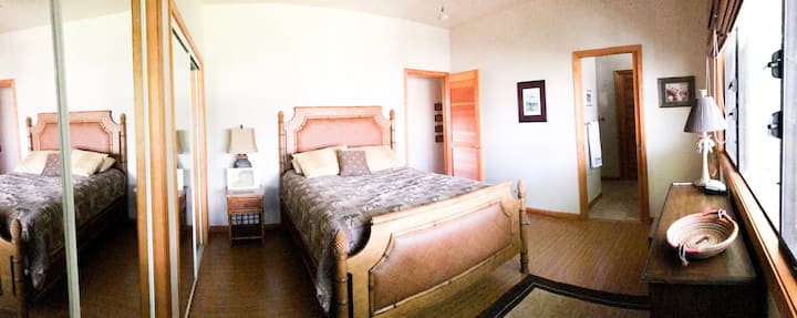 La primera puerta a la derecha del pasillo 2 es el dormitorio 3, con cama queen, cómoda, aire acondicionado, armario doble y entrada al baño 3, que se une al dormitorio 4.  