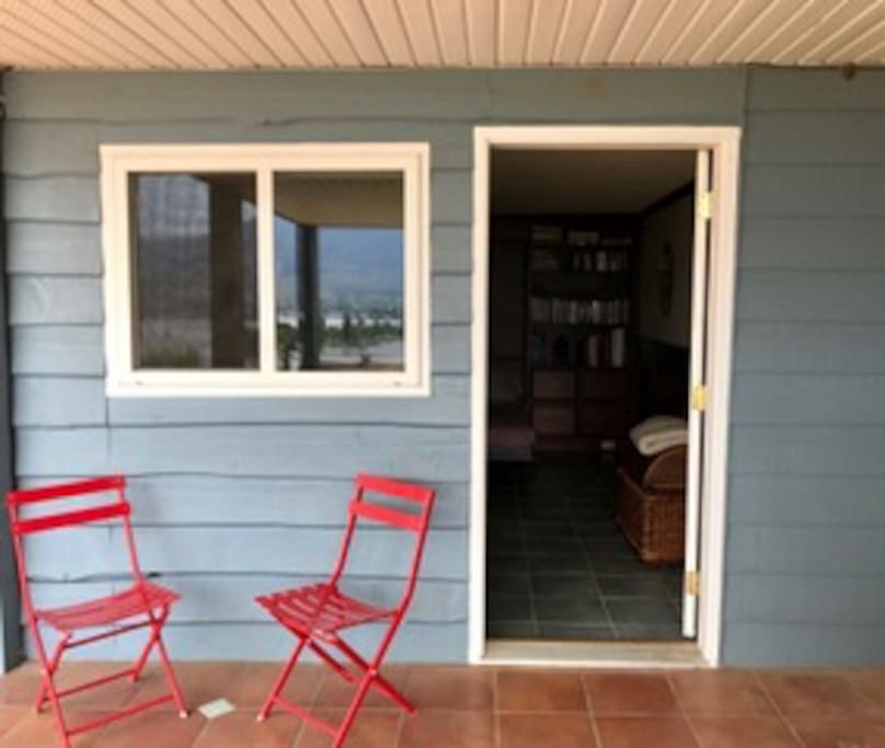Private entry and outdoor space looking out at lake view