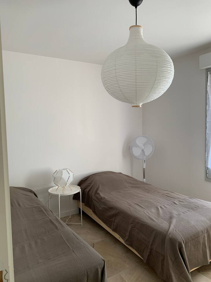 Спална соба за две деца или возрасни. Два кревета во 90, кои може да се спојат. Широко складирање.