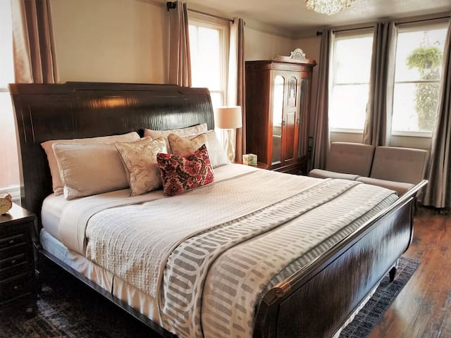 Vintage 1920's Inn - Best location in town!