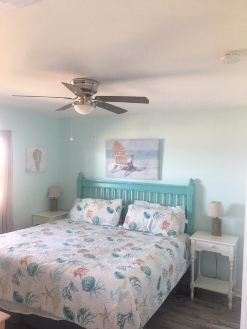 Голема главна спална соба со брачен кревет и  приватна бања со поглед на океанот.