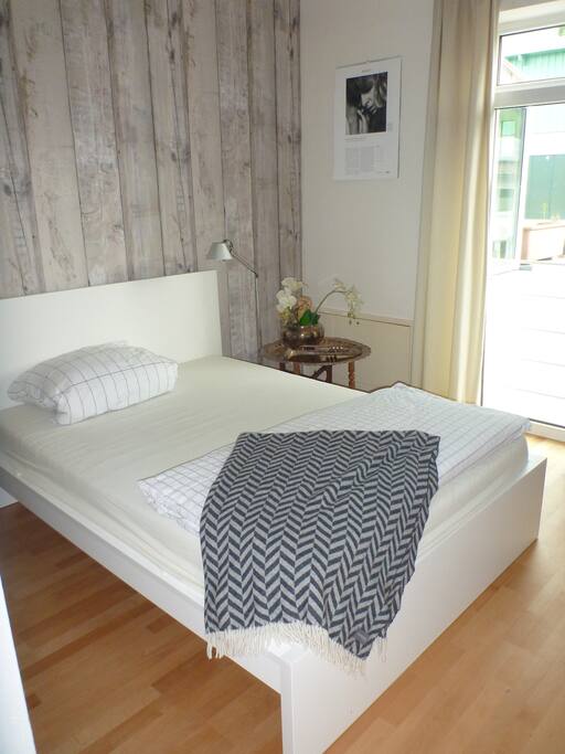 Unser Gästezimmer liegt ruhig zum Garten. Ausgestattet mit TV, Wlan, Infotipps für den erholsamen Urlaub