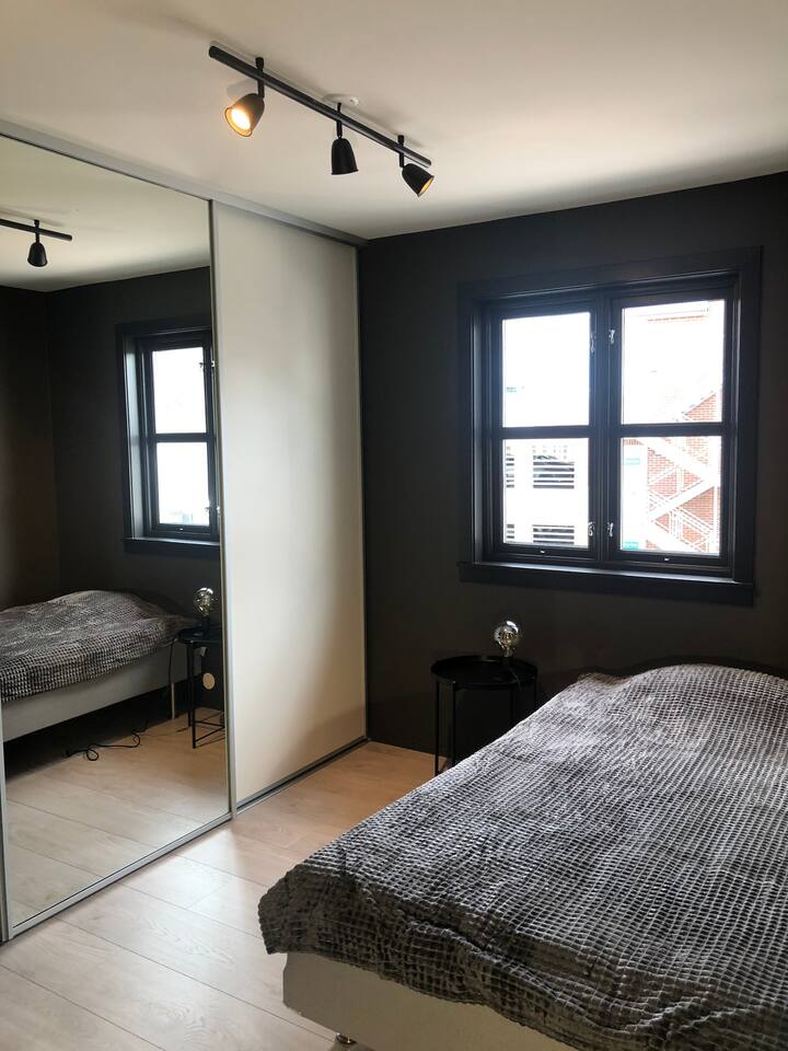 Spálňa s veľkým šatníkom a posteľou