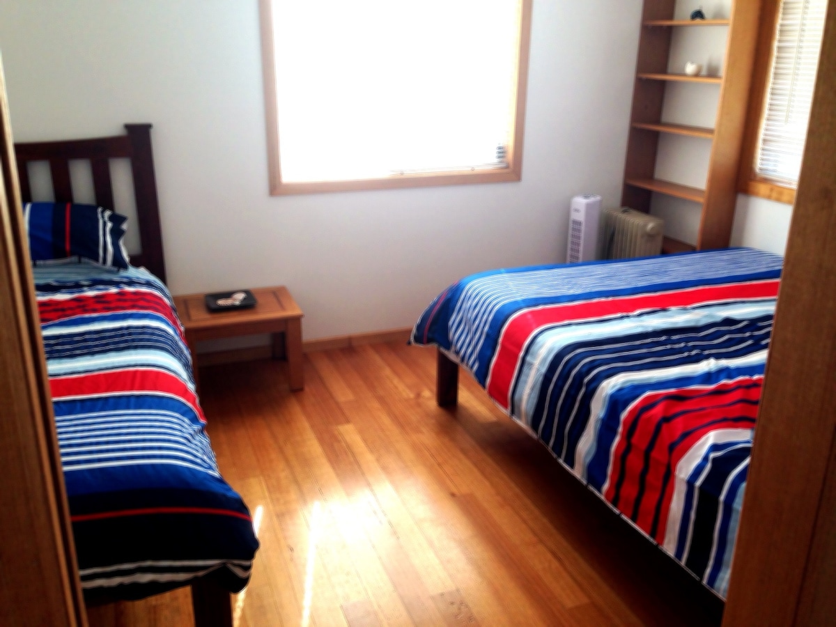 ห้องนอน 2 - เตียงควีนไซส์ 1 หลังและเตียงเดี่ยว 1 หลัง