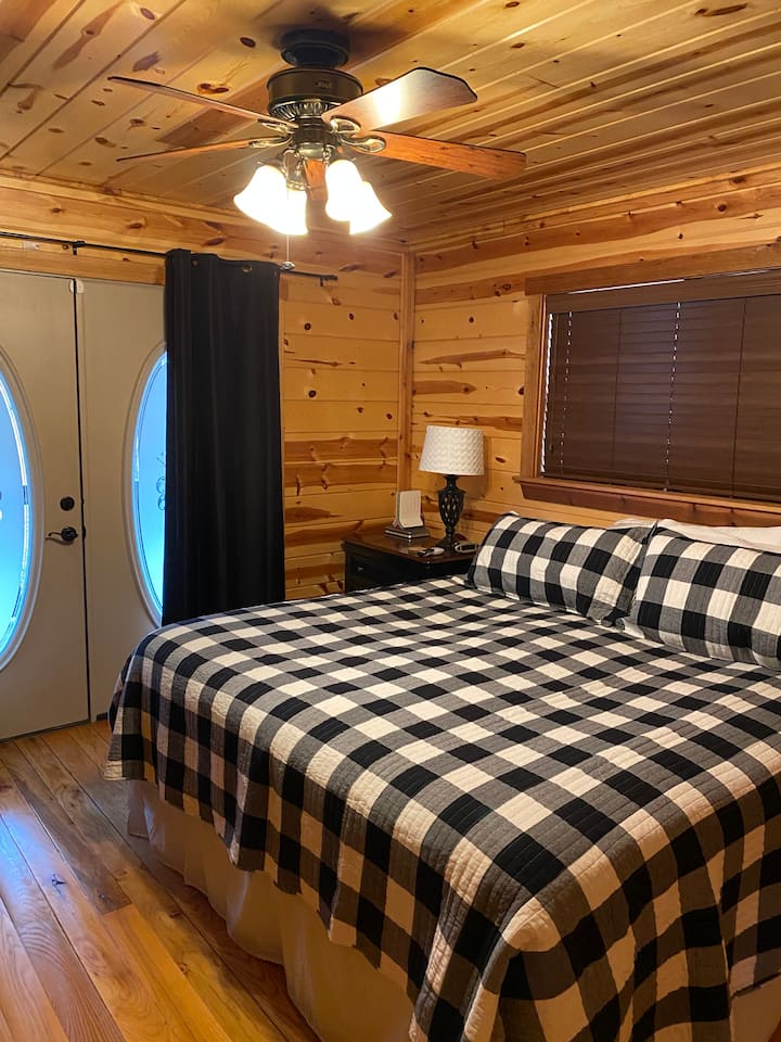 Camera da letto principale al piano inferiore con letto king-size