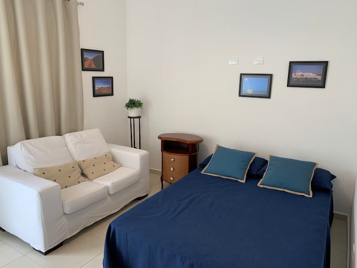 Suíte com cama de casal, teto fan, تعتيم الستائر