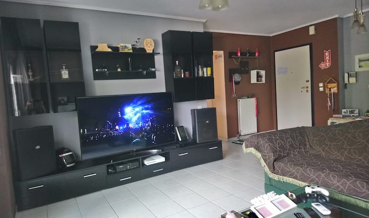 Μεγάλο άνετο σαλόνι με smart TV 65", видео конзола.

Голема удобна дневна соба со паметен телевизор од 65инчи, видео конзола.