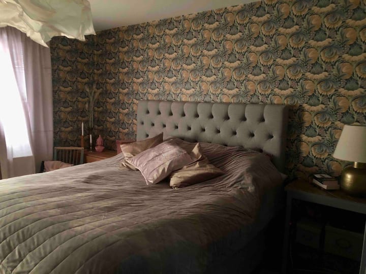 Dormitorio 1 con 180 camas y balcón con vista a Österdalälven