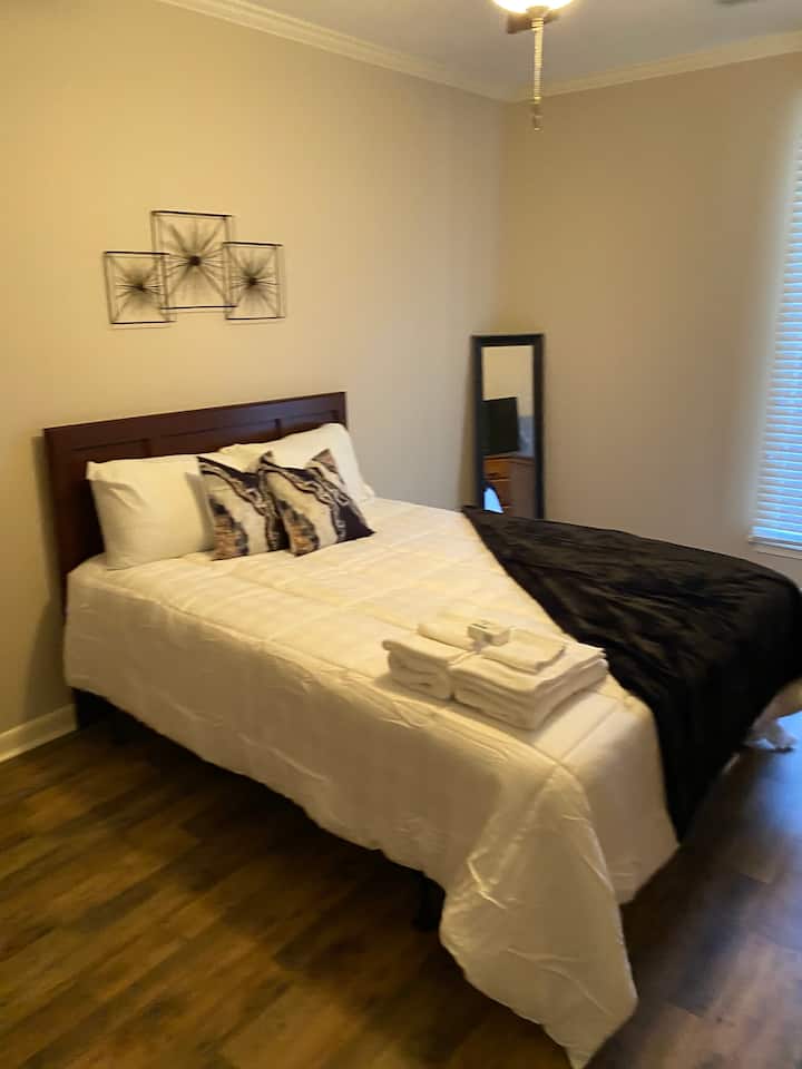 El dormitorio cuatro cuenta con una cómoda cama tamaño queen y una televisión inteligente. 