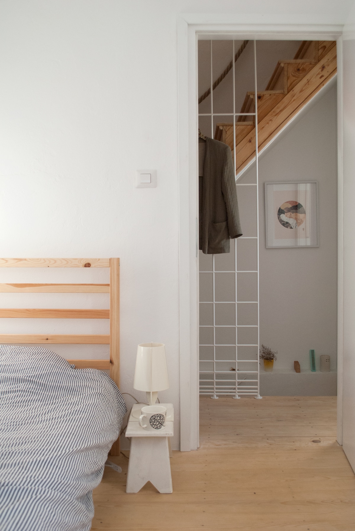 חדר שינה בקומה הראשונה. נוף לכיוון גרם המדרגות.