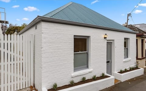 Central, luxury, cosy & historic-Star Cottage