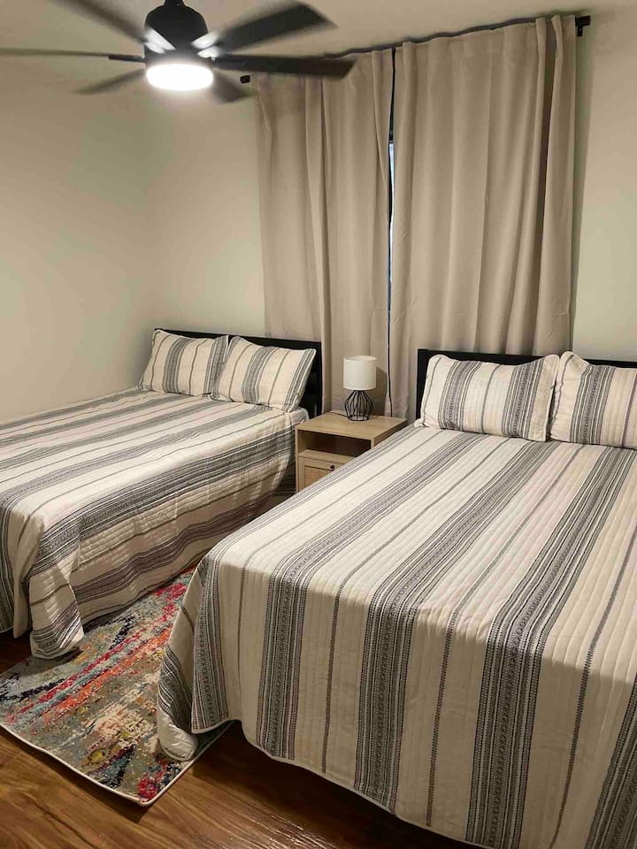 Dva bračna kreveta u ovoj udobnoj spavaćoj sobi za goste. 