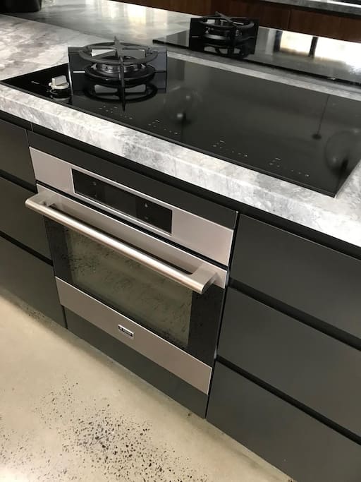 Asko Pro appliances, including induction cooktop and gas wok burner.