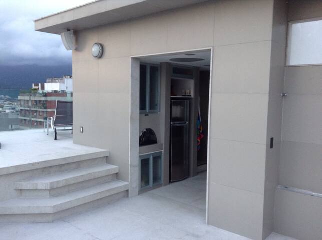 Incredible 3 floor modern penthouse gallery image 3