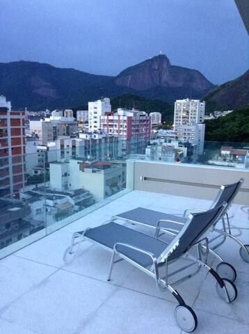 Incredible 3 floor modern penthouse gallery image 5