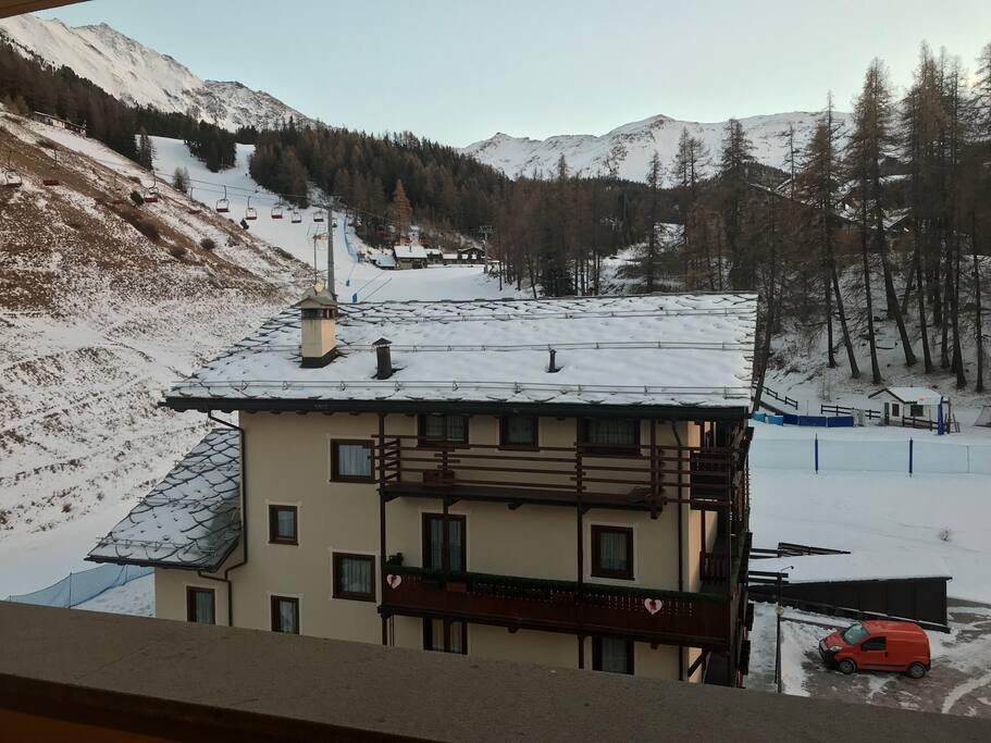 Vista sulla seggiovia della liaison e sulle piste dal balcone