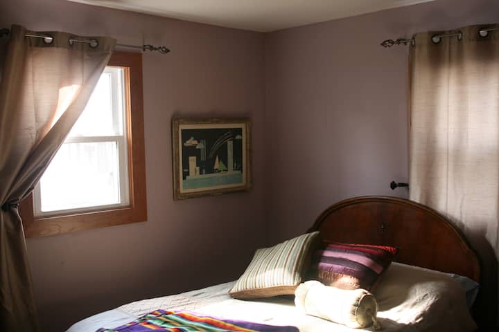 Საწოლი სრული ზომით - ყველა თეთრეული და ბალიში უზრუნველყოფილია.