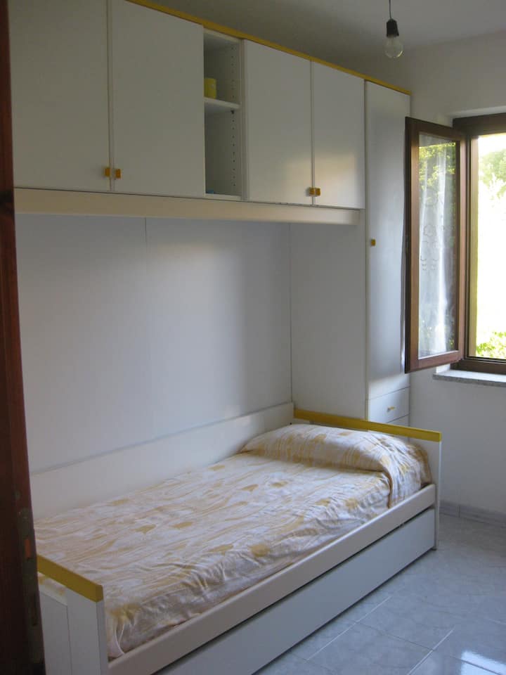 חדר השינה הקטן עם שתי מיטות יחיד (1)