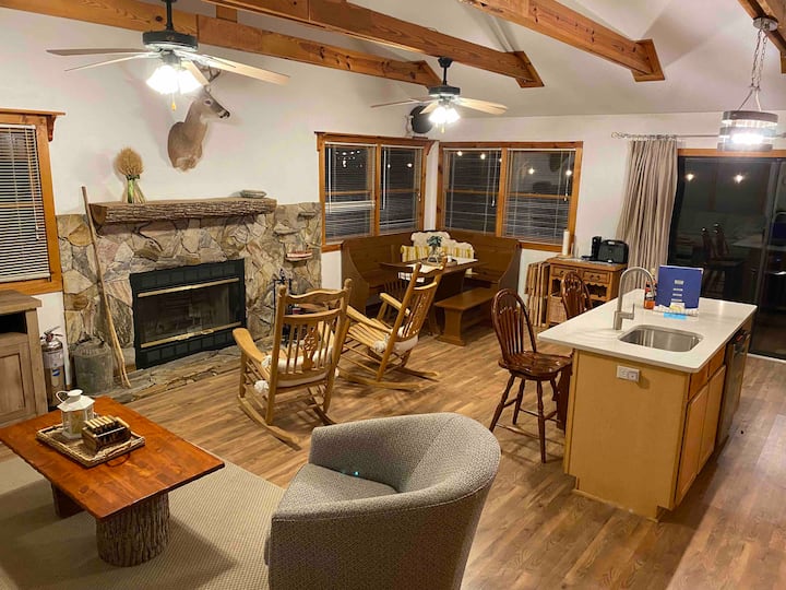 Treetops Cottage, Wi-fi, Dog Friendly, Peaceful - Lake Lure, NC
