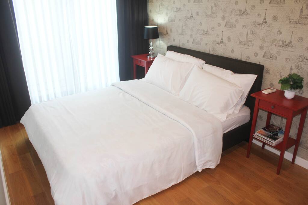 Nice sized bedroom.