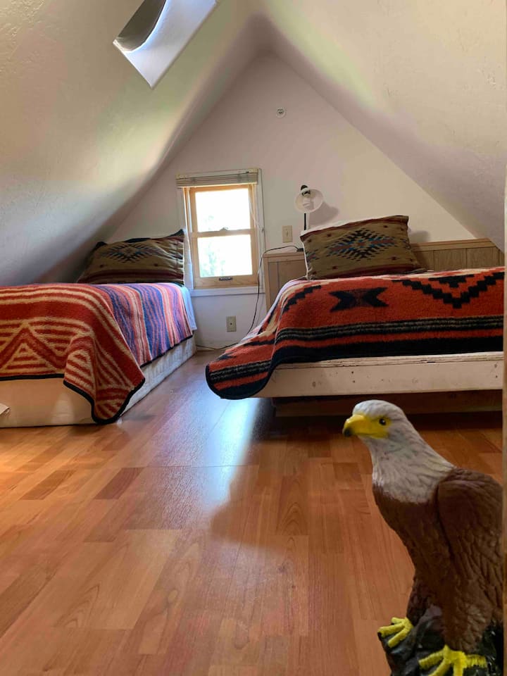 غرفة النوم رقم3... شقة النوم العلوية التي نسميها "عش النسر"... بسريرين توأمين. 