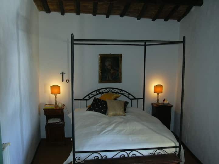 Camera con letto matrimoniale con baldacchino