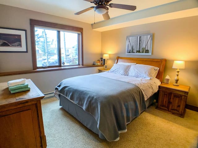 ⛰️ Perfect Mt. Condo • Hot Tub • On Free Bus Route