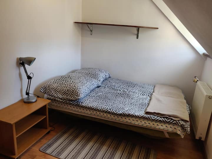 Dormitorio con cama matrimonial. Vista del patio trasero. 