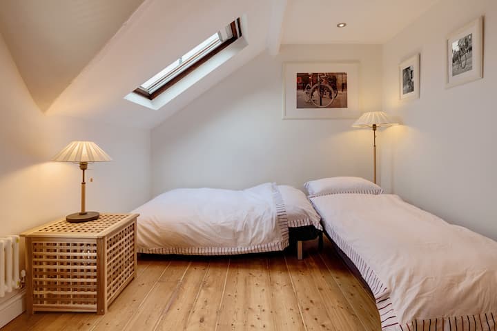 Მისაღები ოთახი გარდაიქმნება საძილე ოთახებად