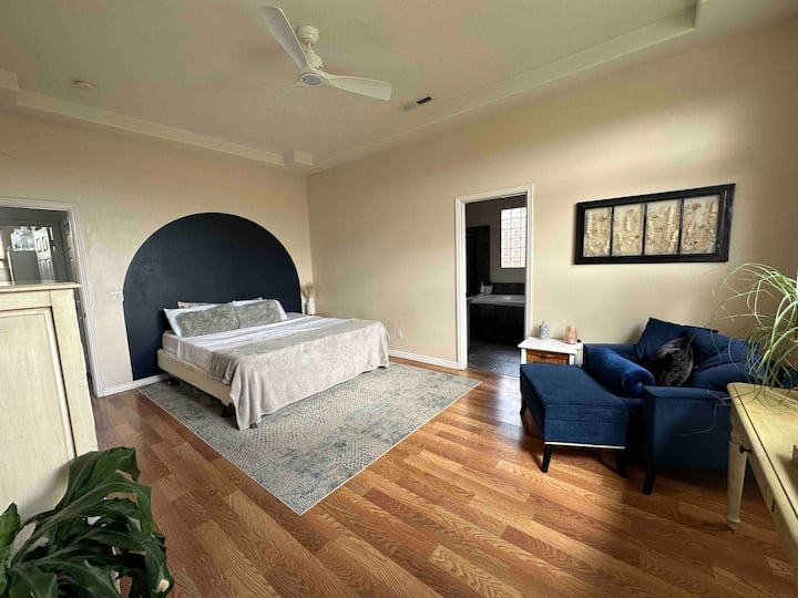 主卧配有一张加大双人床、落地窗户、套内大浴室，可通往后院。