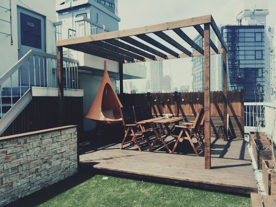 There is a rooftop garden.You can bring food and drinks to parties.