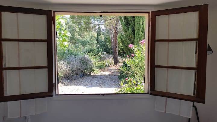 Главен прозорец на спалната соба