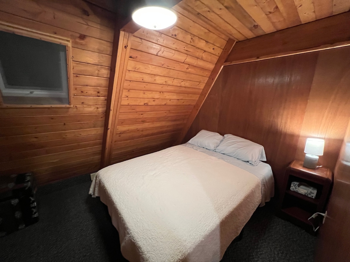 Cama tamaño queen en el nivel inferior