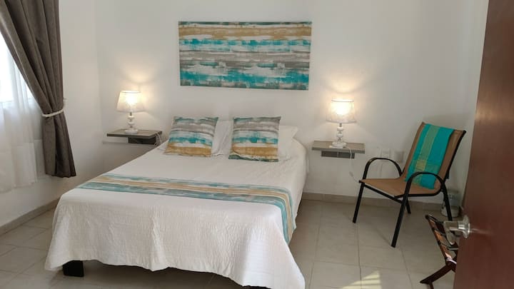 ห้องพักกว้างขวางชั้นล่างพร้อมเตียง Qs และห้องน้ำเต็มรูปแบบ การปรับสภาพสำหรับผู้ที่เคลื่อนไหวได้น้อยลง