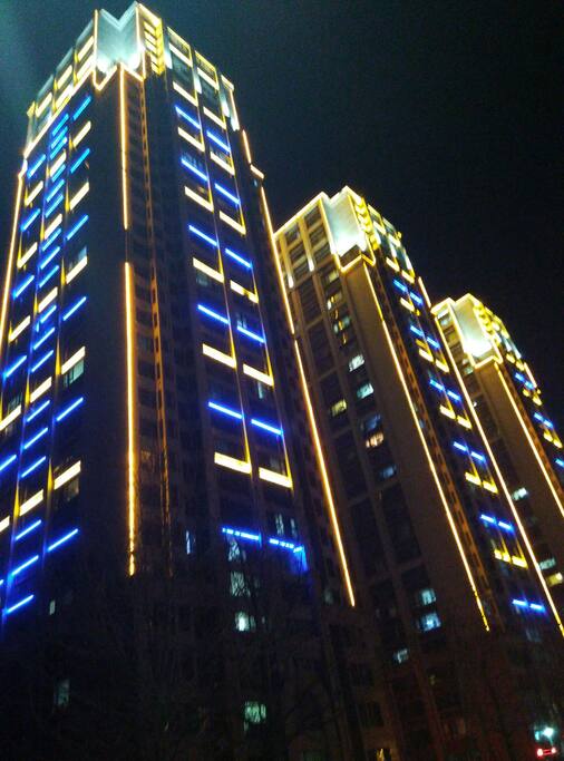 这是我们公寓的夜景