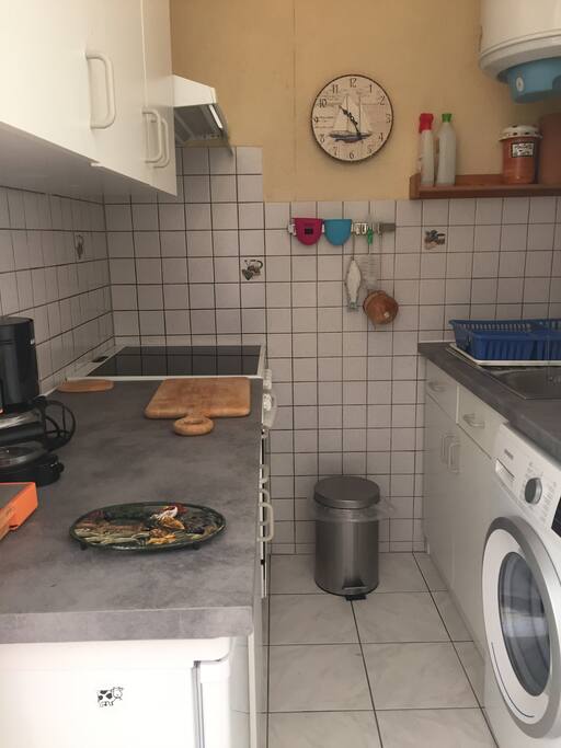 la cuisine avec cuisinière électrique, lave linge, et l'équipement pour bien y vivre, mais pas de micro-onde ( appartement éco-rénové)