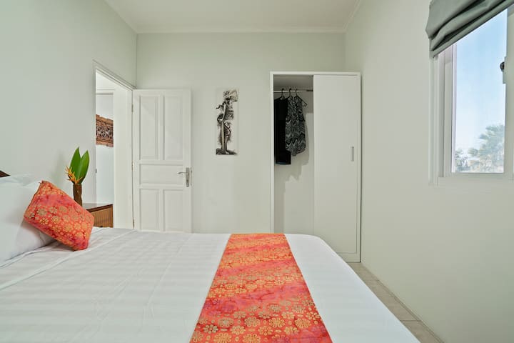 Dhomë krevati me pamje nga pishina 