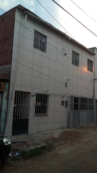 No primeiro andar fica a casa, basta entrar pela grade a esquerda