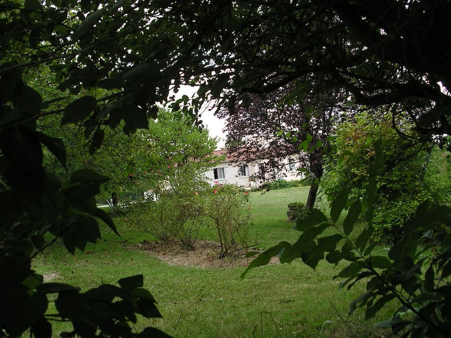 la maison est au milieu du parc à bonne distance des voisins