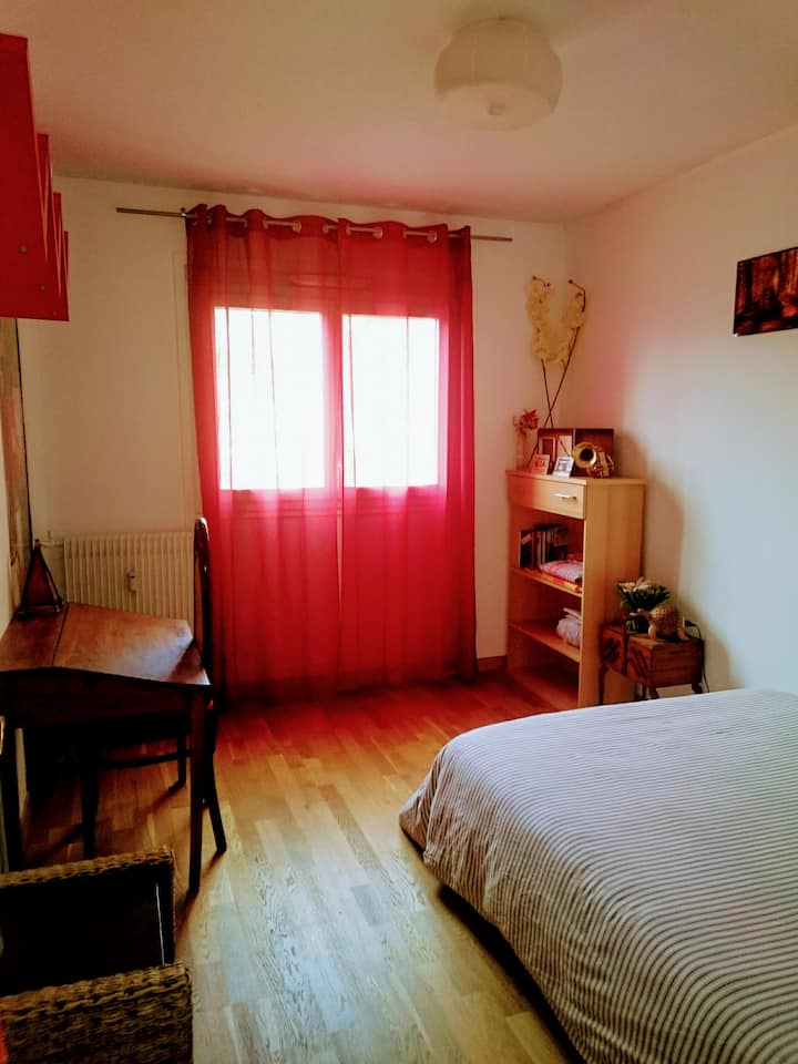 Svijetla soba, radni stol, spremište, udoban madrac, posteljina i posteljina u kupaonici
