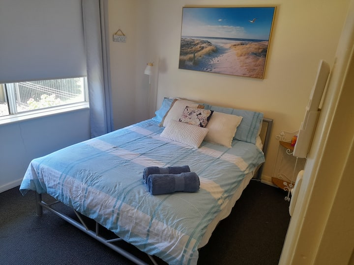 เตียงควีนไซส์ผ้าปูเต็มผืนผ้าขนหนูฟูกนอนใหม่และท็อปเปอร์