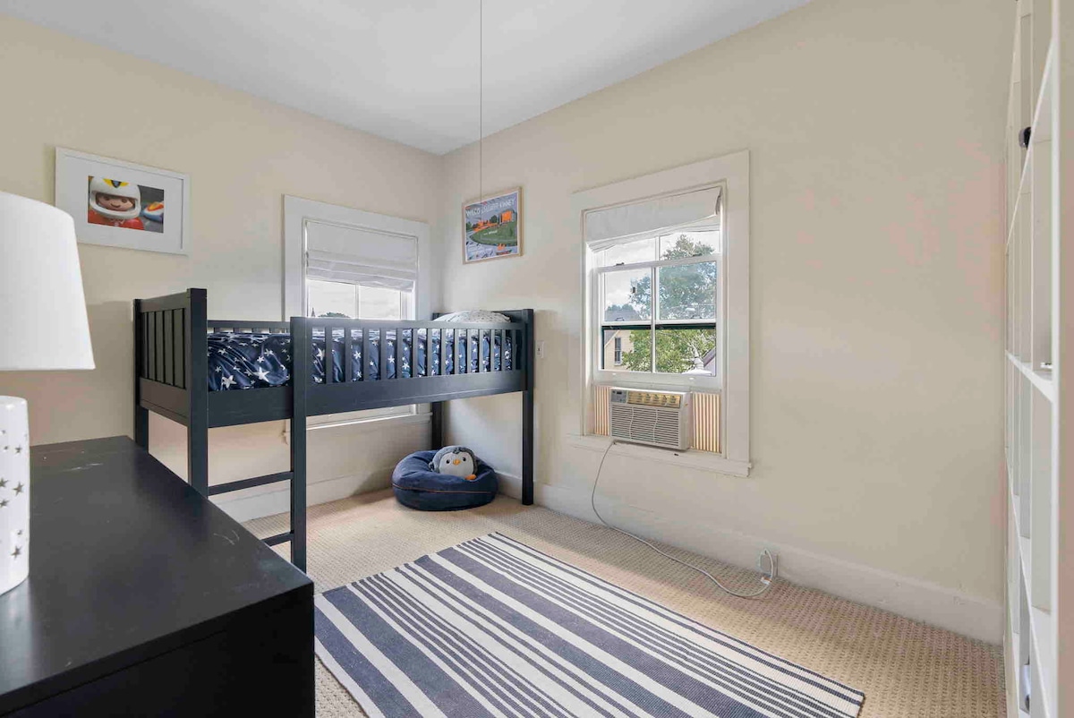 Spavaća soba na 3. katu s krevetom na sprat. (Imajte na umu da je ovo najprikladnije za dijete s obzirom na ograničenje tjelesne težine)