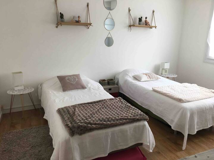 ห้องพักพร้อมเตียงเดี่ยว 2 เตียงที่สามารถกลายเป็นเตียงขนาดคิงไซส์