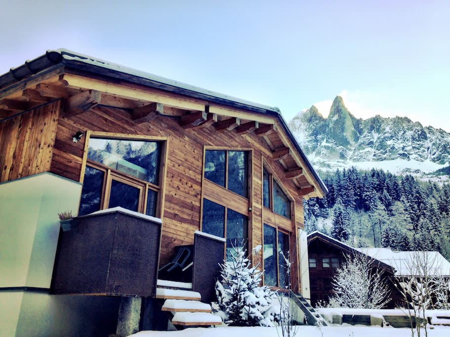 Le studio se trouve dans la partie gauche de notre chalet tout neuf. Exposition sud, soleil toute l'année, vue sur le massif du Mont-Blanc, en pleine nature