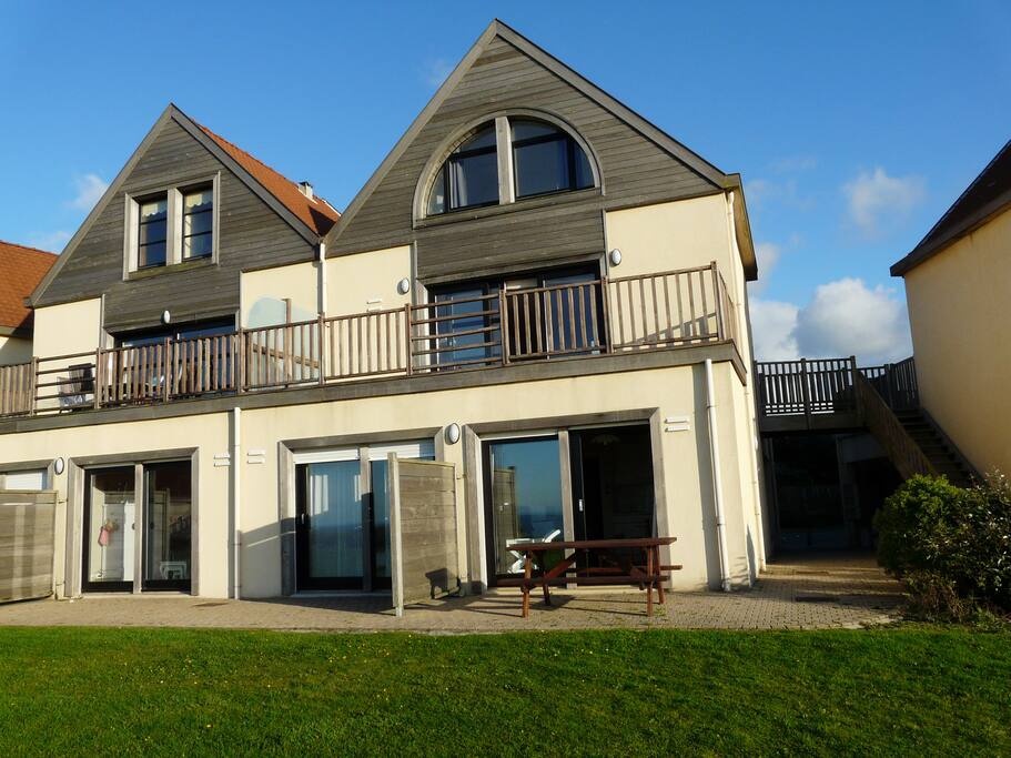 Appartement (en bas à droite sur la photo) au rez-de-chaussée avec terrasse.